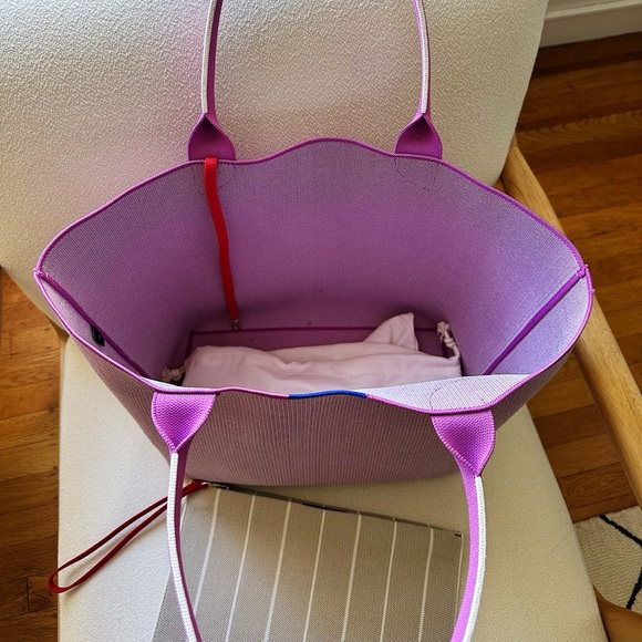 Rothys Lightweight Tote + BONUS WRISTLET - Picture 3 of 3